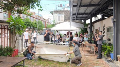 講師現場示範了豎琴網的架設與操作 (林業保育署新竹分署提供)